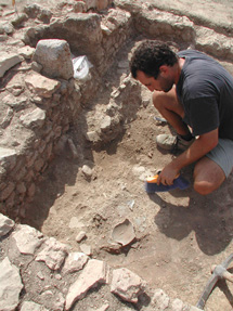 Un arqueòleg treballant al pla de ses Figueres. © Arxiu Mateu Riera.