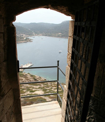El port, vist des de la porta de l'entrada del castell. © Arxiu Grup Serra.
