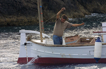 Pescador treballant en aigües de Cabrera. © Arxiu Grup Serra.